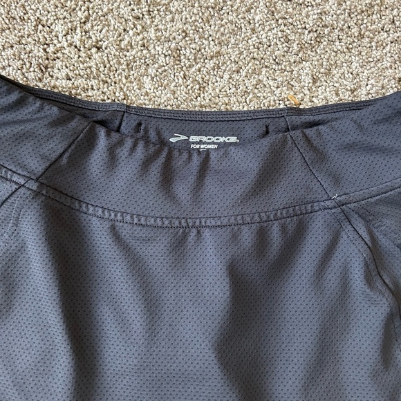 Brook’s Equilibrium Running Skort. Charcoal grey. Excellent condition. Pocket - Picture 8 of 11